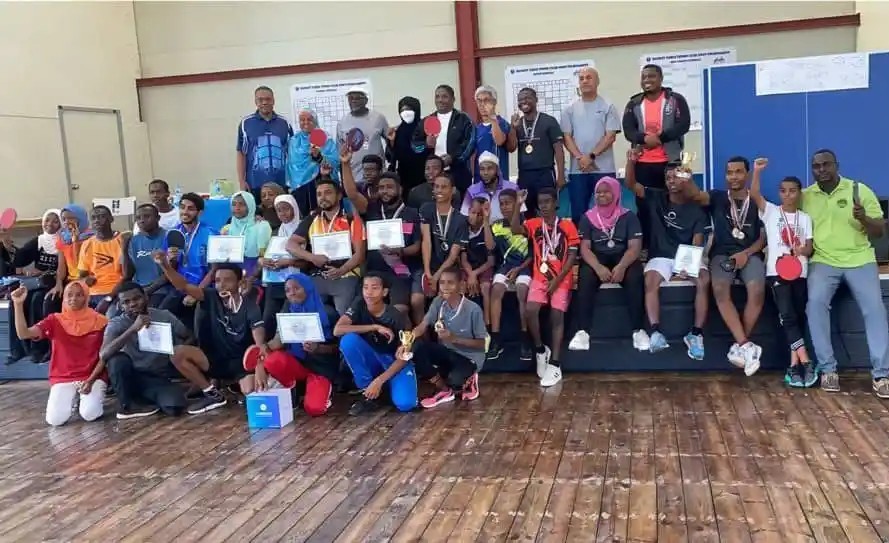 Kinder und Jugendliche beim Tischtennistraining auf Sansibar