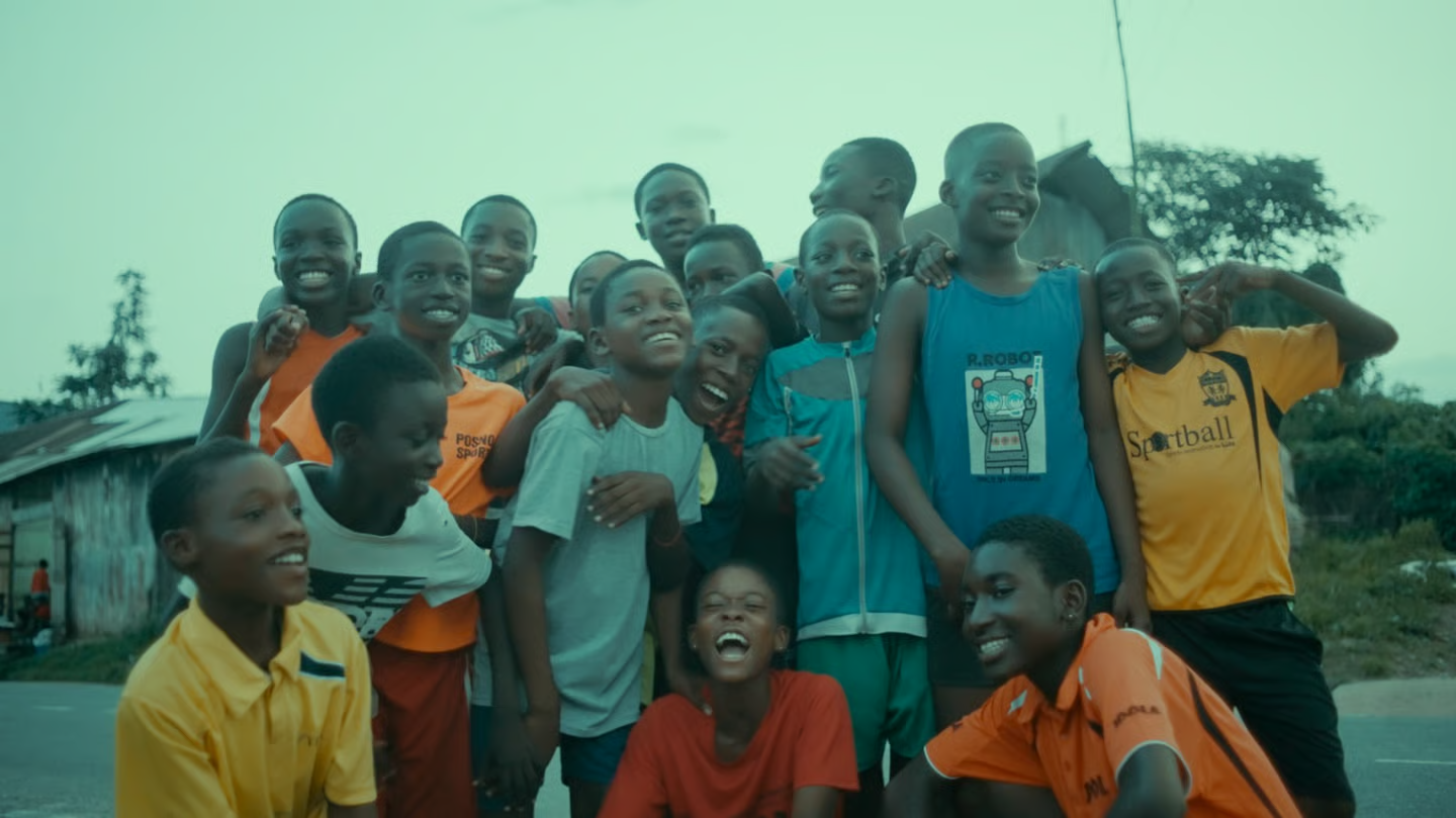Kinder und Jugendliche beim Tischtennisprojekt in Ghana